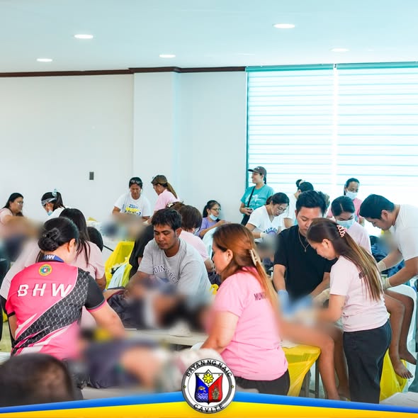 Mga kawani at BHW habang nagseserbisyong medikal sa loob ng hall sa Triple 8 Building, Brgy. Sabang, Naic