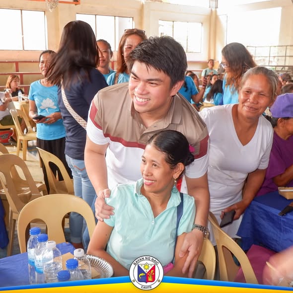 Mga dumalo sa Solo Parents Week Celebration sa covered court ng Naic, nagngingitian at nagyayakapan