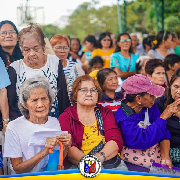 Mga senior citizen na nakaupo at nakikinig sa Localized Social Pension Program sa Brgy. Halang