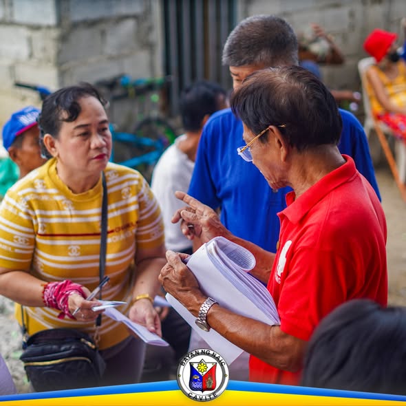Mga senior citizen at kawani habang sinusuri ang mga papel sa Localized Social Pension Program sa Brgy. Halang