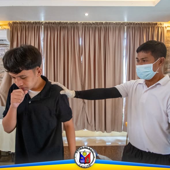 Litrato: Isang kalahok na inoobserbahan habang nagsasanay sa Basic Life Support sa Torres Farm Resort, Naic