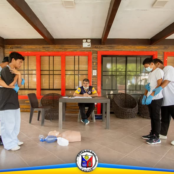 Mga kalahok sa Basic Life Support training na nagsasanay ng CPR sa Torres Farm Resort, Naic