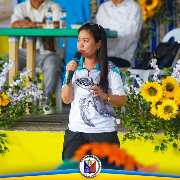 Babaeng nagsasalita sa mikropono sa entablado ng Environmental Forum, Pawikan Festival 2026, Naic Covered Court