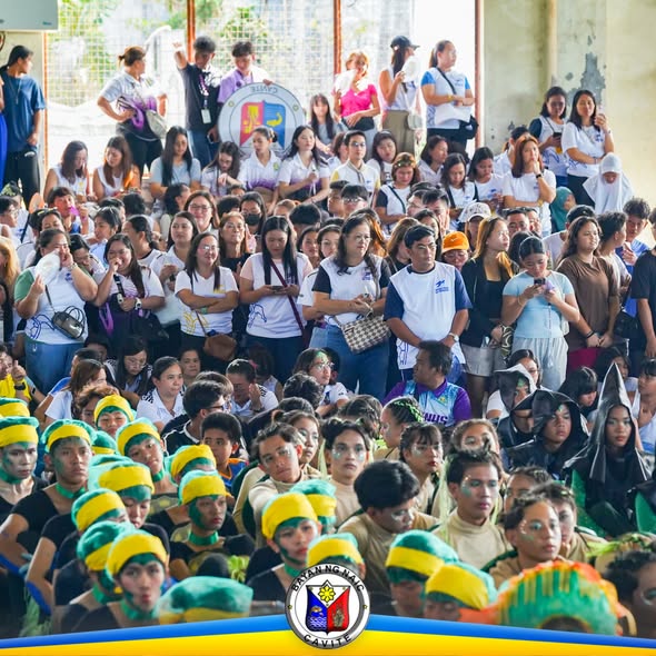 Mga kalahok sa Environmental Forum ng Pawikan Festival 2026 sa Naic Covered Court, may makukulay na headpiece