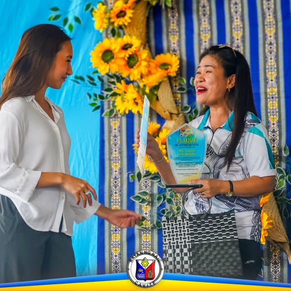 Ginawaran ng plaque of appreciation ang isang babae sa Environmental Forum sa Naic Covered Court