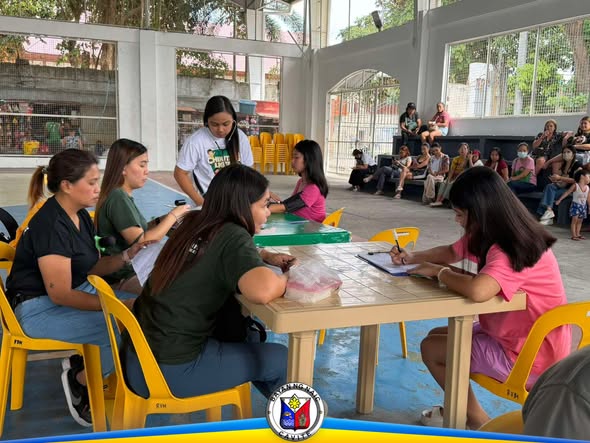 Mga kababaihan na nagpapatala sa libreng HPV vaccination sa covered court ng Naic