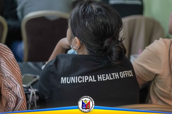 Staff ng Municipal Health Office habang nakaupo sa programa ng CSAR sa Naic