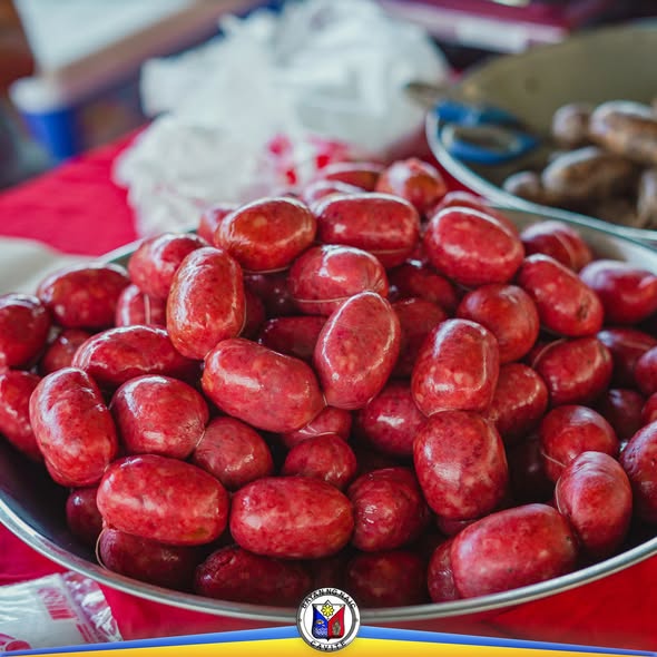 Litrato: Malaking bandeha ng pulang embutido o hotdog na ibinebenta sa Kadiwa ng Pangulo sa Naic Town Plaza