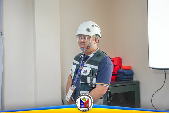 MDRRMO personnel na nagsasalita sa briefing ng Open House Exhibition sa Naic Command Center
