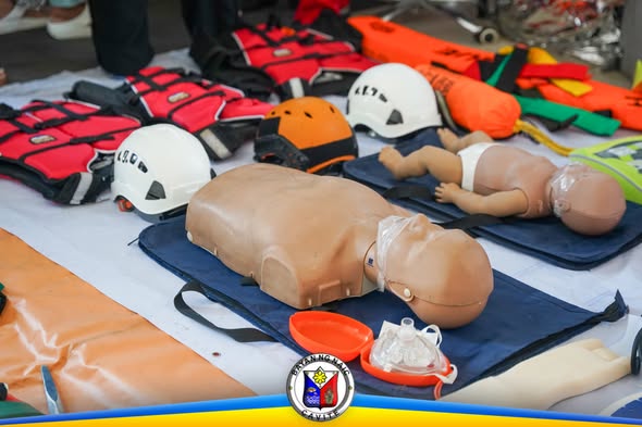 Mga kagamitan sa pagsagip at CPR mannequin na ipinakita sa MDRRMO Open House sa Naic Command Center