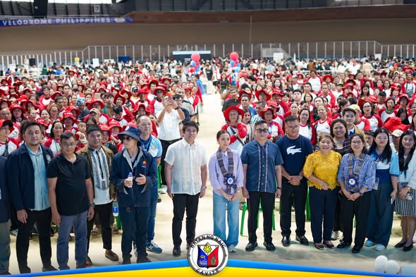 Grupo ng mga tao sa Velodrome, Tagaytay City, sa Trabaho Agad: Job Fair kasama ang mga opisyal ng Naic