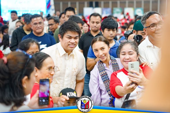 Mga dumalo sa Trabaho Agad job fair na nagpapakuha ng larawan at selfie sa Tagaytay City Velodrome