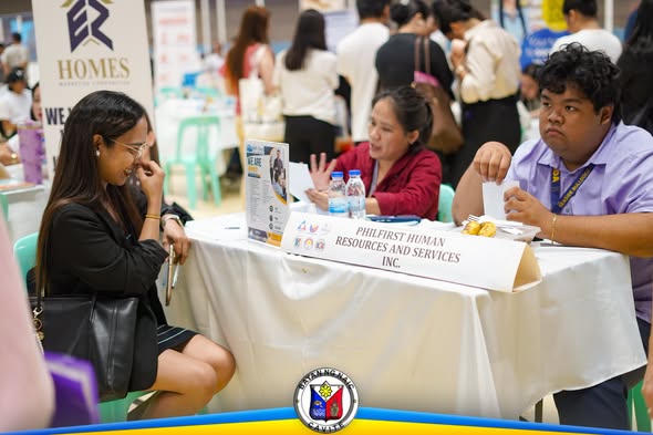 Mga aplikante na kausap ang staff ng PHILFIRST HR sa booth ng Trabaho Agad: Job Fair sa Tagaytay City