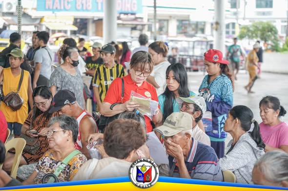 Mga senior citizen habang nagpapa-validate sa National Social Pension sa Naic Town Plaza