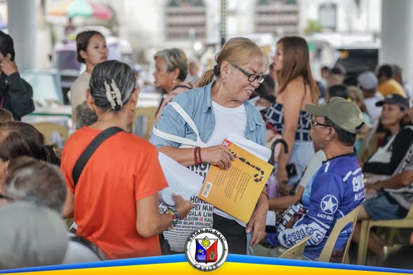 Mga senior citizen na nakapila at kumukuha ng dokumento sa National Social Pension validation sa Naic Town Plaza