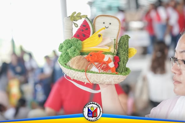 Handmade na basket na may hugis prutas at gulay para sa Nutrition Month sa Naic Town Plaza