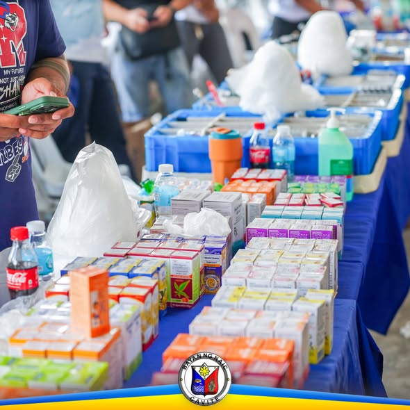 Mga gamot, tubig, at iba pang produkto na nakahanay sa mesa sa NHA People's Caravan sa Malainen Bago
