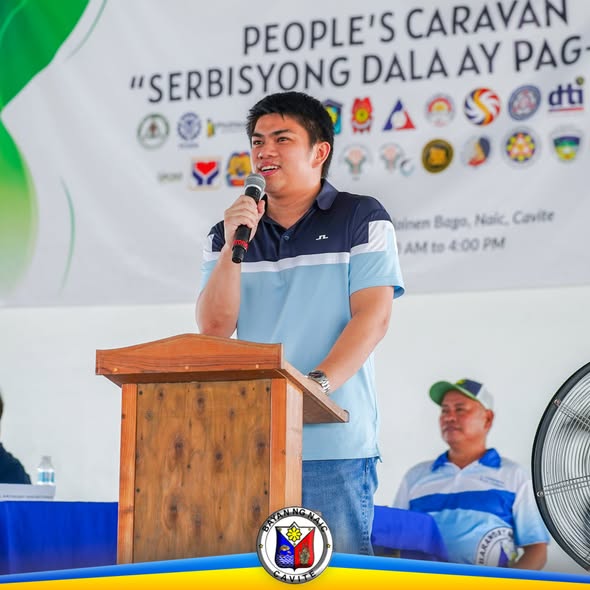 Lalaking nagsasalita sa mikropono sa People's Caravan ng NHA sa Malainen Bago, Naic
