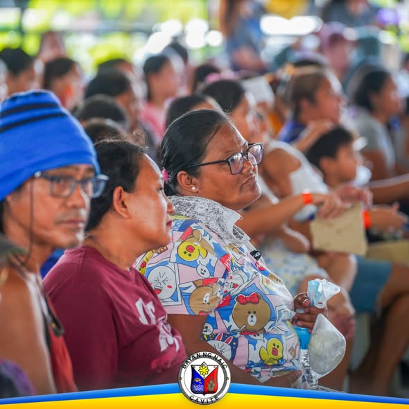 Mga residente na nakikinig sa NHA People's Caravan sa Rancho Verde 2, Barangay Malainen Bago