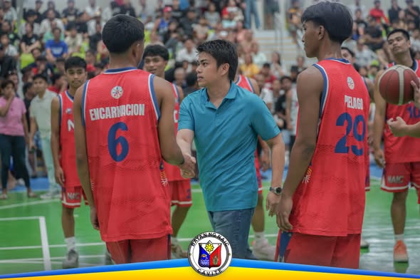 Litrato: Isang opisyal na nakikipagkamay sa manlalaro ng Team Naic Posible sa finals ng Cavite Ballers League