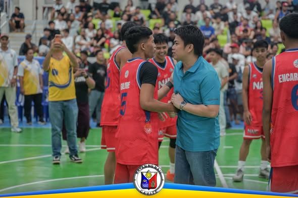 Mga manlalaro ng Team Naic habang kausap ng isang opisyal sa court ng Cavite Ballers League finals