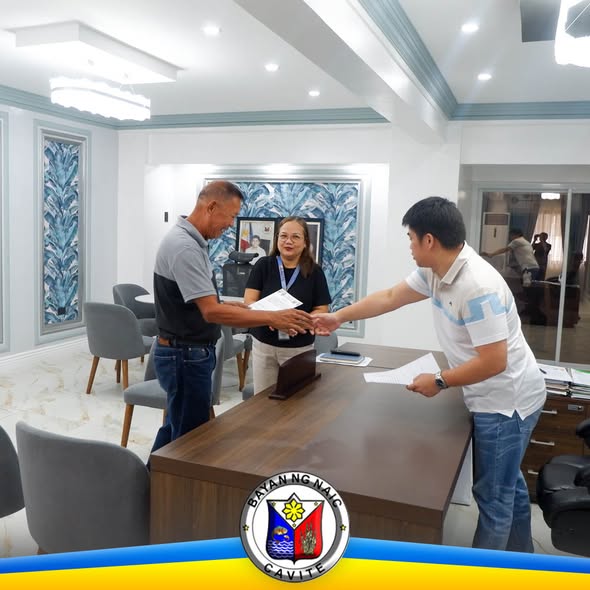 Pakikipagkamay sa opisina ng Naic Municipal Hall habang may hawak na papeles ang mga kalahok sa panunumpa