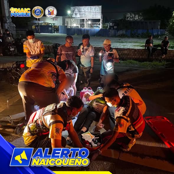 Mga rescuer ng MDRRMO na tumutulong sa pasyente sa gilid ng kalsada matapos ang vehicular accident sa Sabang