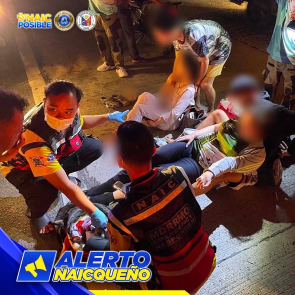Mga rumespondeng MDRRMO na umaasiste sa mga biktima ng vehicular accident sa Brgy. Sabang, gabi