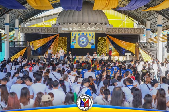 Malaking pagdiriwang sa Naic Town Plaza na dinaluhan ng maraming taong naka-puting damit sa ilalim ng covered court