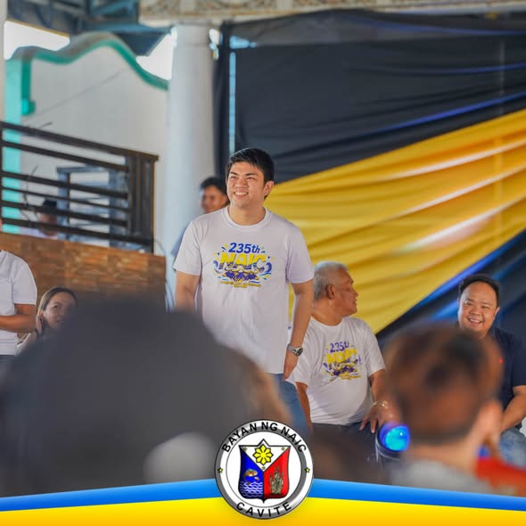 Mga kalahok sa 235th Founding Anniversary ng Naic habang nakatayo at nakaupo sa entablado sa plaza