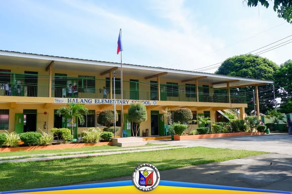 Halang Elementary School, dalawang palapag na gusali na may pangalan ng paaralan sa harap
