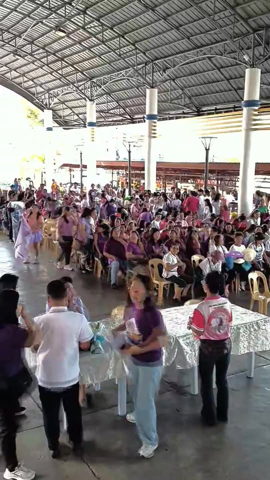 Maraming kababaihan na nagtipon sa covered court ng Naic Town Plaza para sa National Women's Month celebration