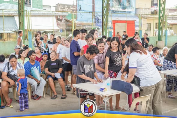 Mga residente na nakapila at nagpaparehistro sa Birth Registration Assistance sa Bancaan Covered Court