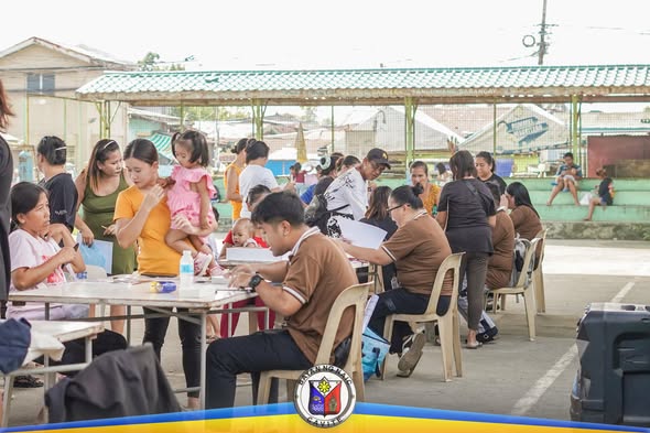Mga residente na nagpapa-rehistro sa Birth Registration Assistance Project sa covered court ng Bancaan, Naic