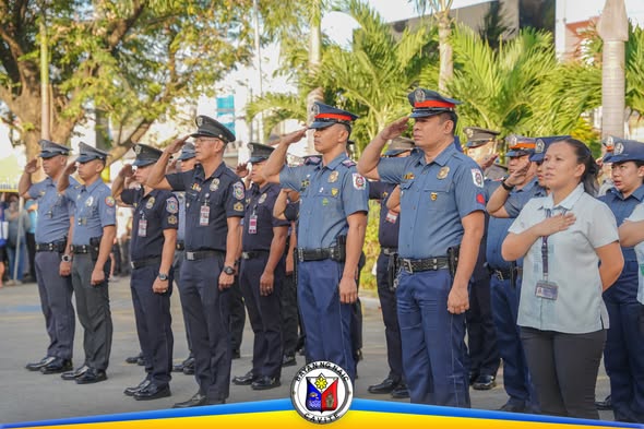 Mga opisyal at kawani ng lokal na pamahalaan na nagsasaludo sa Flag Raising Ceremony sa Naic Municipal Hall