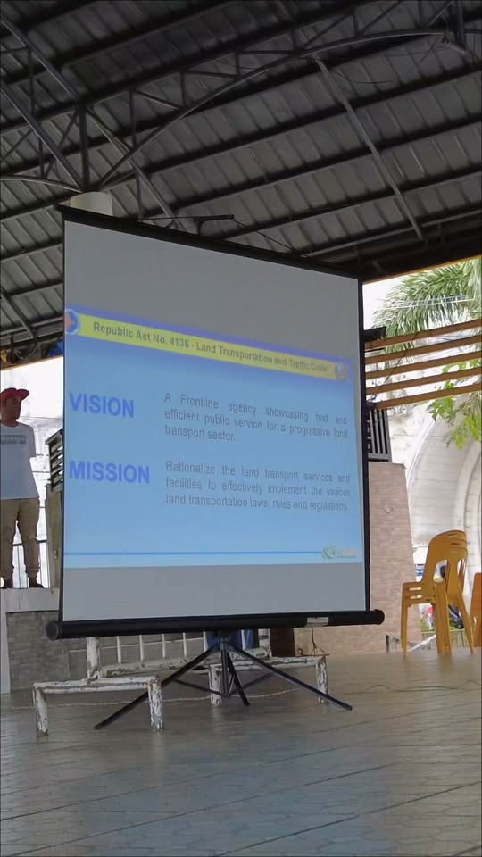 Presentasyon sa covered court tungkol sa Vision at Mission ng LTO, may screen at upuan