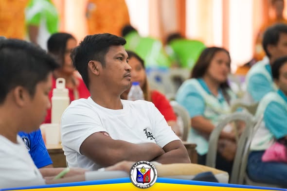 Dumalo ang mga residente sa talakayan tungkol sa kaligtasan at pangkabuhayan sa loob ng community center