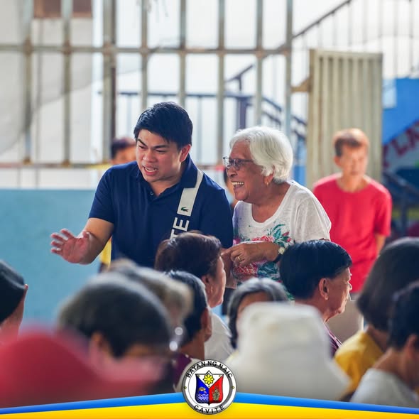 Mga nakatatanda sa pamamahagi ng Localized Social Pension, may kausap na opisyal sa loob ng hall