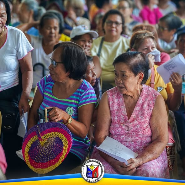 Mga senior citizen na nakaupo at naghihintay sa Localized Social Pension sa Timalan Concepcion at Munting Mapino