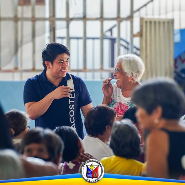 Mga senior citizen habang nakikinig at nakangiti sa Localized Social Pension sa Timalan Concepcion at Munting Mapino