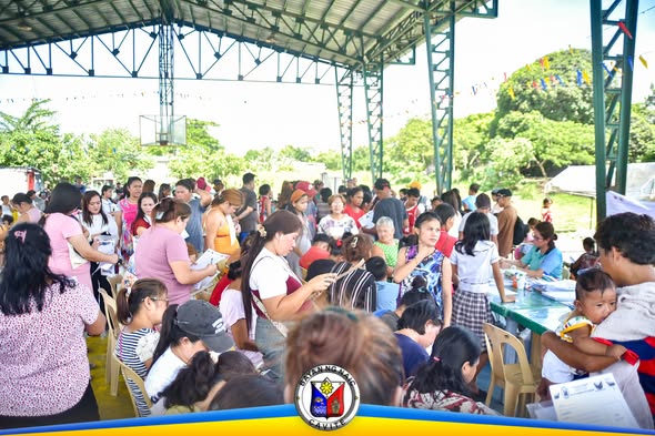 Mga residente na nakapila at nagpapatala sa BRAP sa covered court ng Brgy. Halang, Naic