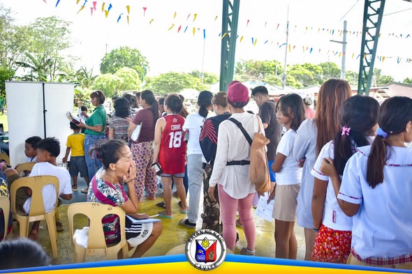 Mga tao na nakapila at nag-aasikaso ng dokumento sa BRAP sa Brgy. Halang, Naic