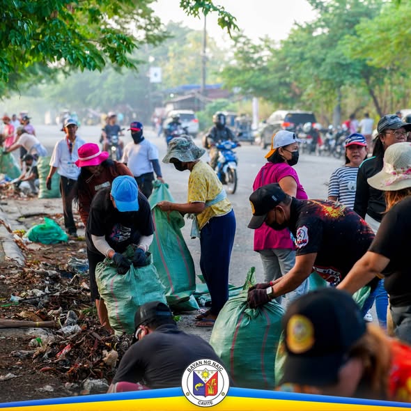 Mga volunteer at kawani na nagsisilbi sa paglilinis ng kalsada at pagkolekta ng basura sa Friendship Road, Timalan Balsahan