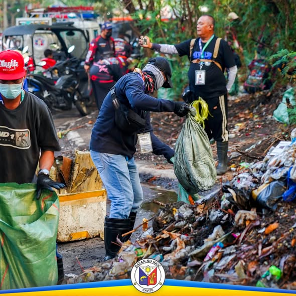 Mga kawani at volunteers na naglilinis ng basura sa gilid ng kalsada sa Friendship Road, Timalan Balsahan