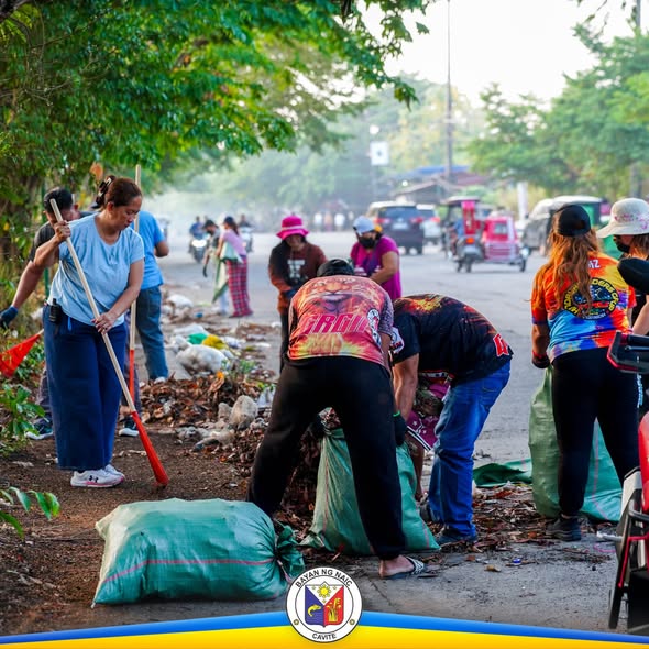 Mga kawani at volunteers habang naglilinis at nagsasako ng basura sa gilid ng Friendship Road, Timalan Balsahan