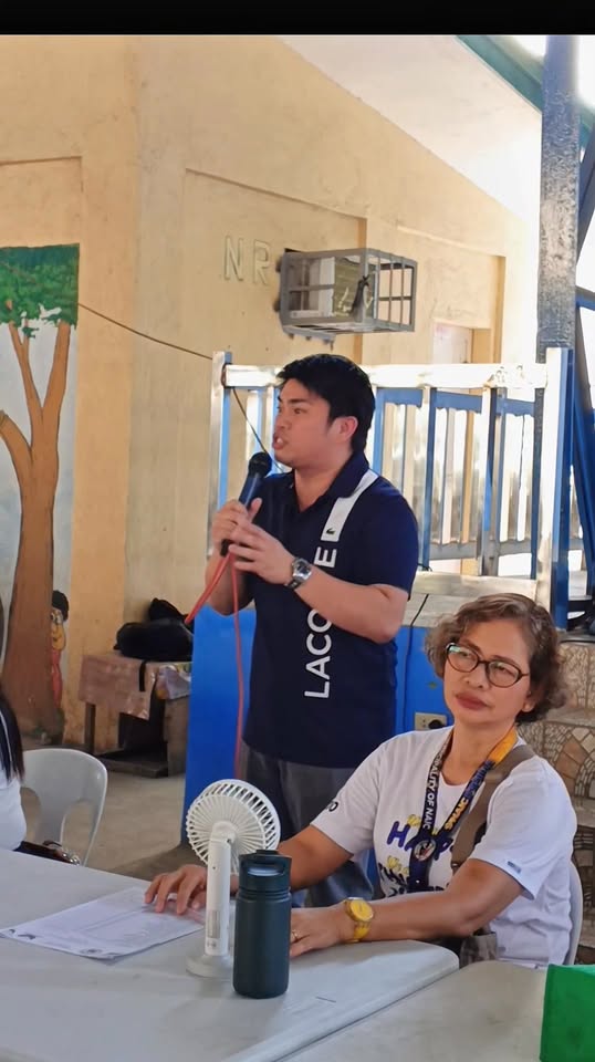 Lalaki na nagsasalita sa mikropono sa programa ng Localized Social Pension Plan sa San Roque at Calubcob