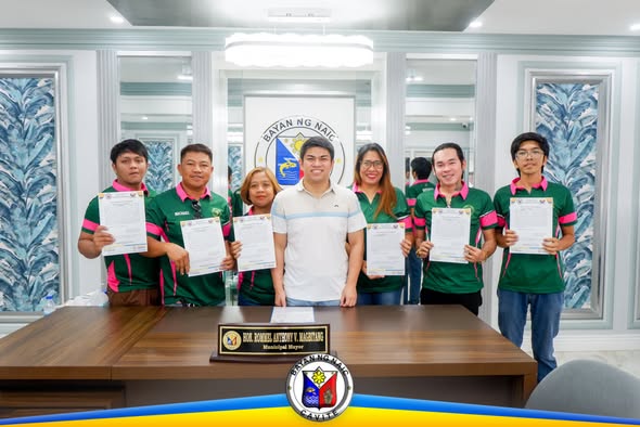 Mga bagong opisyal ng homeowners association na may hawak na sertipiko sa opisina ng Municipal Mayor, Naic