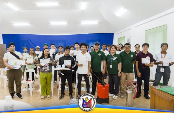 Mga kalahok at kawani ng Dengue Awareness Seminar sa Amisa Medical Mission, Naic, may hawak na sertipiko