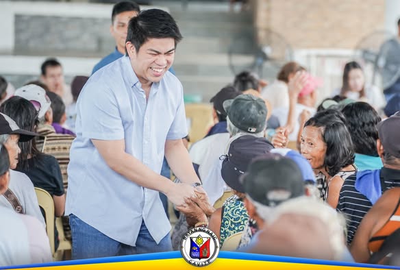 Namamahagi ng tulong sa mga senior citizen sa National Social Pension Distribution sa Naic Town Plaza