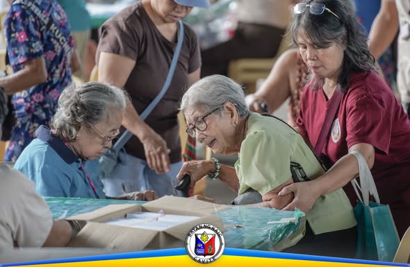 Mga senior citizen habang nag-aasikaso sa National Social Pension Distribution sa Naic Town Plaza